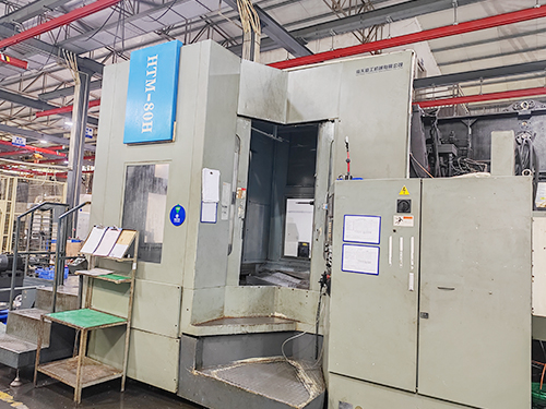 Horizontal machining center